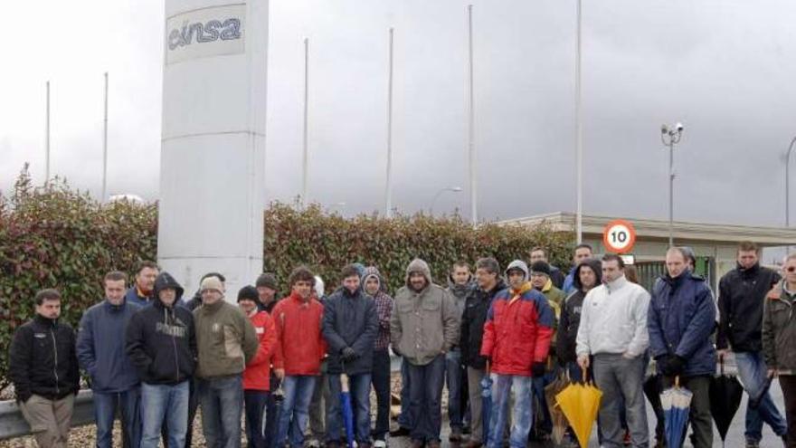 Trabajadores de Einsa, en las instalaciones de As Pontes en una jornada de huelga. / fran martínez