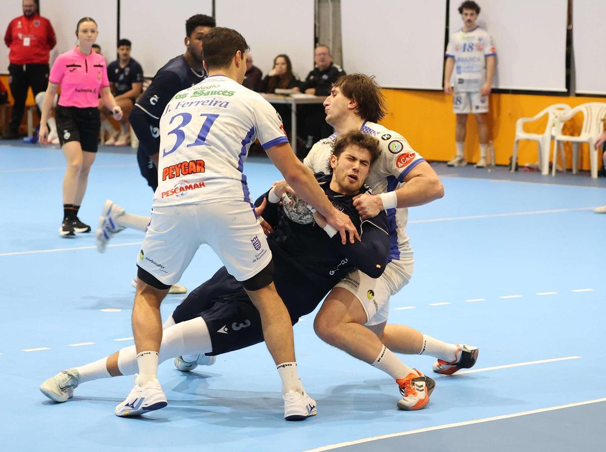 Diogo de Freitas cae entre dos jugadores del Cisne en el último duelo del OAR en casa.