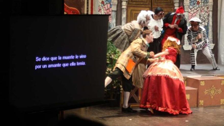 Una pantalla con el texto de los actores permitió el seguimiento de la obra de teatro.