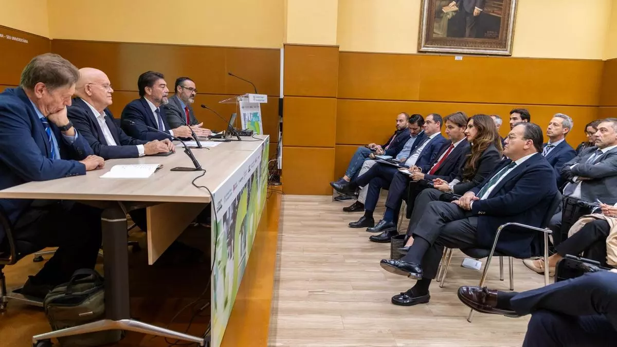 Barcala interviene en la jornada para la presentación por parte de la Cátedra Vectalia de un informe sobre el impacto del turismo en la movilidad y los servicios de Alicante