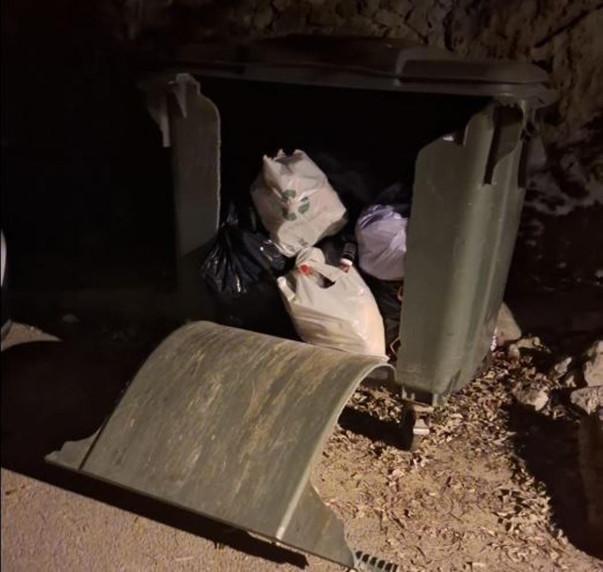 Imagen de un contenedor destrozado en Sóller.