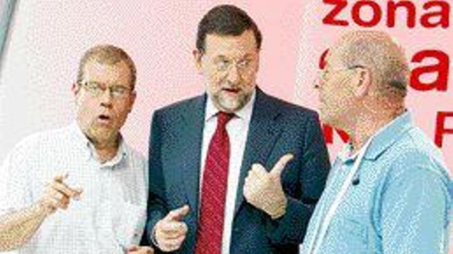 Rajoy, más atinado que Zapatero
El presidente del PP, Mariano Rajoy, se mostró más atinado que el jefe del Gobierno español, José Luis Rodríguez Zapatero, en el pronóstico del partido España-Rusia. Rajoy (en la imagen, con Miguel Reina y Tomás Guasch), que estuvo en la cadena de televisión Cuatro siguiendo el encuentro, acertó el resultado (3-0), mientras que el líder del PSOE se quedó a un paso al señalar que la victoria española sería por 3-1. n Fotografía: Víctor Lerena