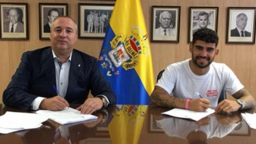 Miguel Ángel Ramírez (izquierda) y Tana, este mediodía durante la firma del contrato de renovación del jugador en la sede del club.