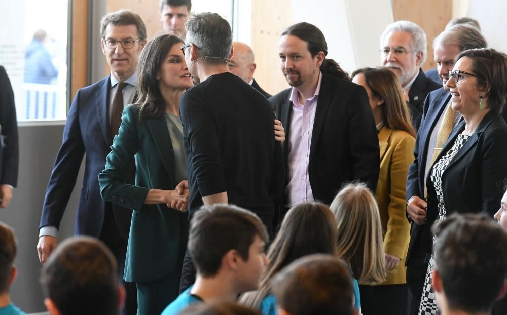 El vicepresidente del Gobierno, Pablo Iglesias, acompaña a la monarca en las actividades que se desarrollan esta mañana en el centro Ágora, junto al presidente de la Xunta, Alberto Núñez Feijóo