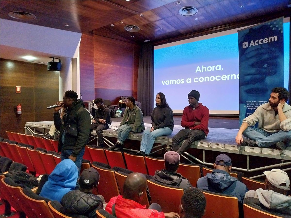 Sega, procedente de Mali, contaba ayer al público parte de su experiencia mientras estuvo en Mondariz Balneario.