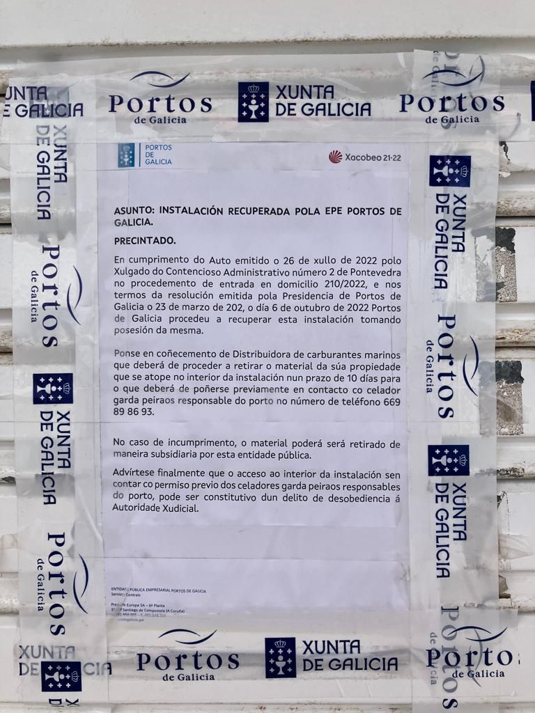 La advertencia de Portos pegada en la puerto de la gasolinera de Meloxo.