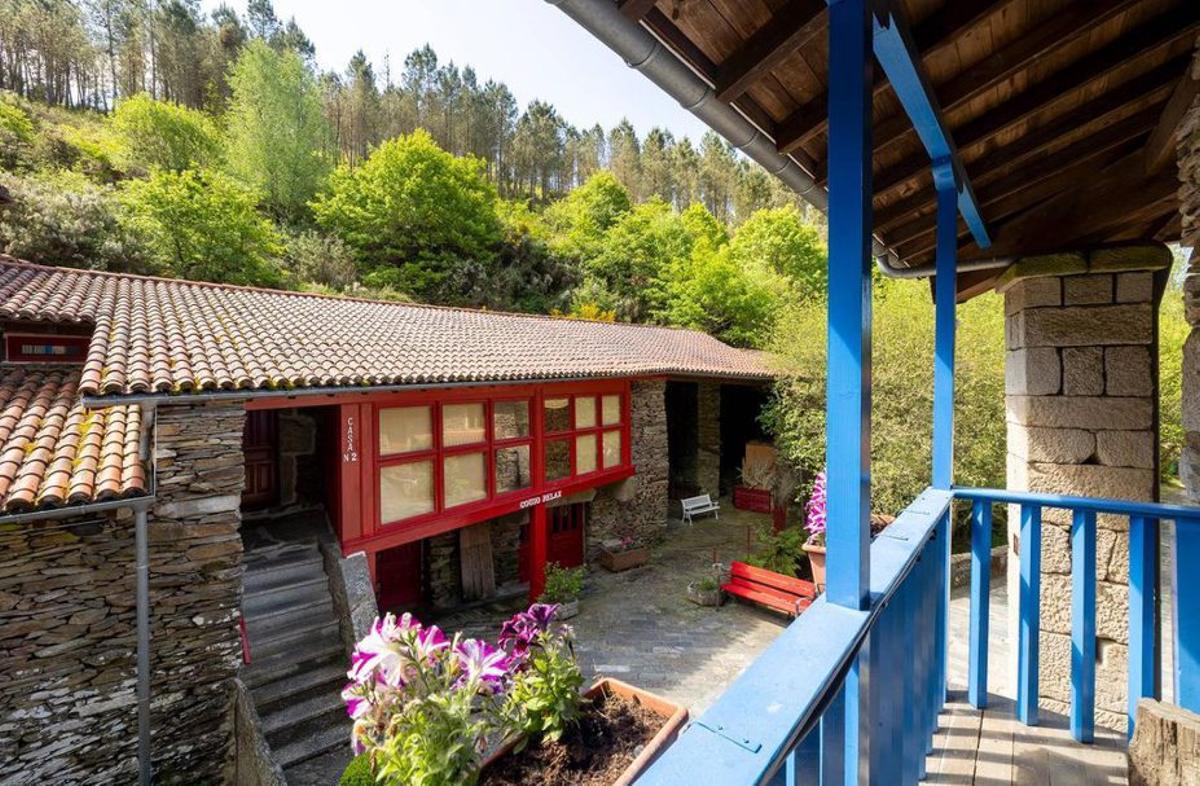 Molino y río incluidos en el pueblo en venta. | Foto web Luxury State)