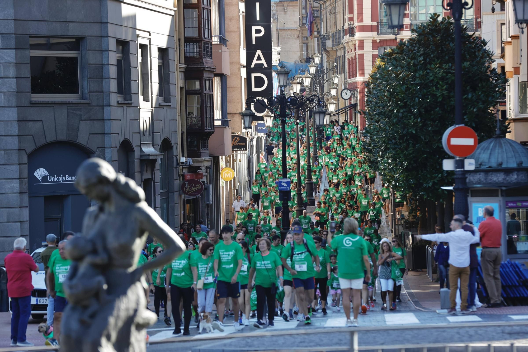 Marea verde de 1.500 corredores contra el cáncer en Oviedo