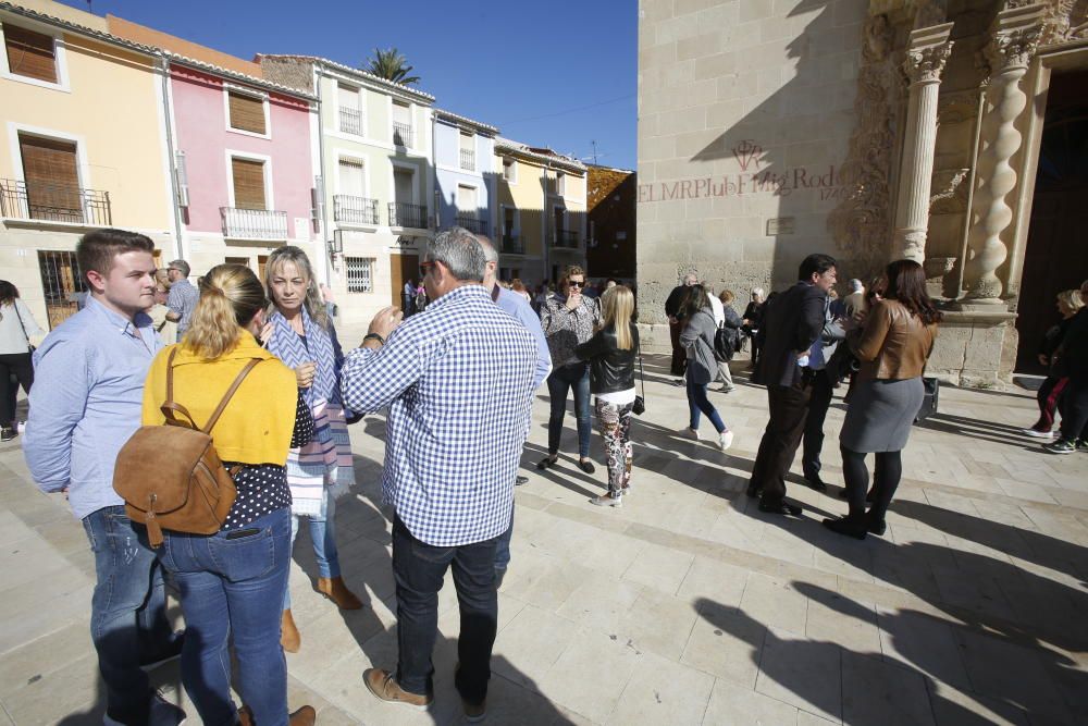 Barcala acude a Santa Faz a tranquilizar a los vec