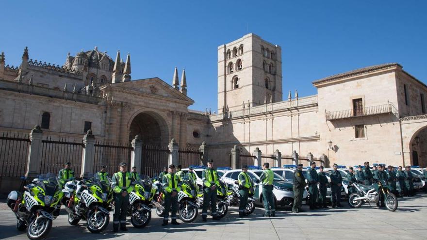 Presentación de los nuevos vehículos de la Guardia Civil, en la plaza de la Catedral