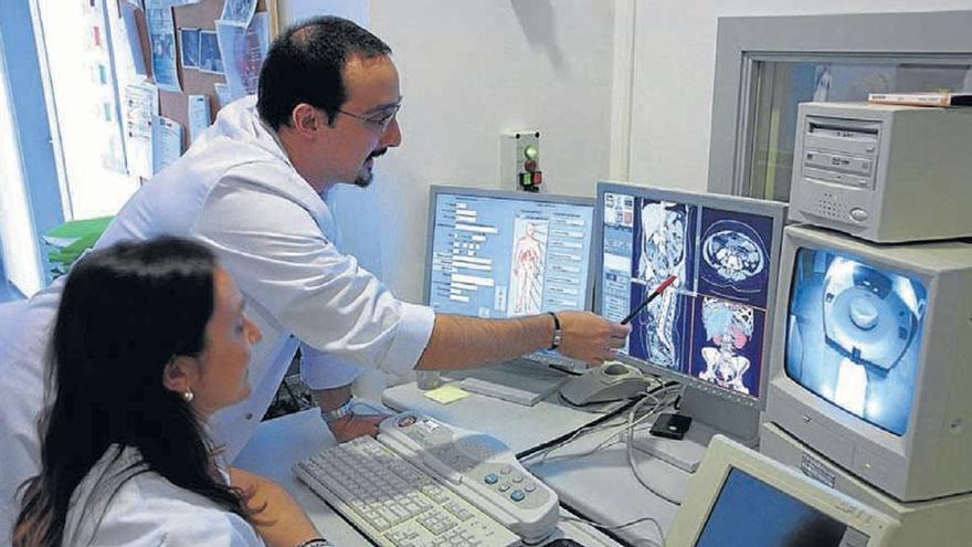 Médicos del SES trabajan en varios hospitales ante la falta de especialistas