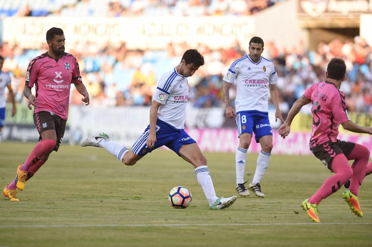 Edu García dispara a puera en un parido contra el Tenerife con Cani al lado.