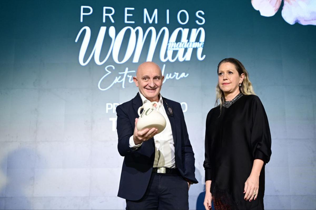 Toño Pérez recibe su premio de manos de Ana Belén Cruz, directora comercial de revistas de Prensa Ibérica.
