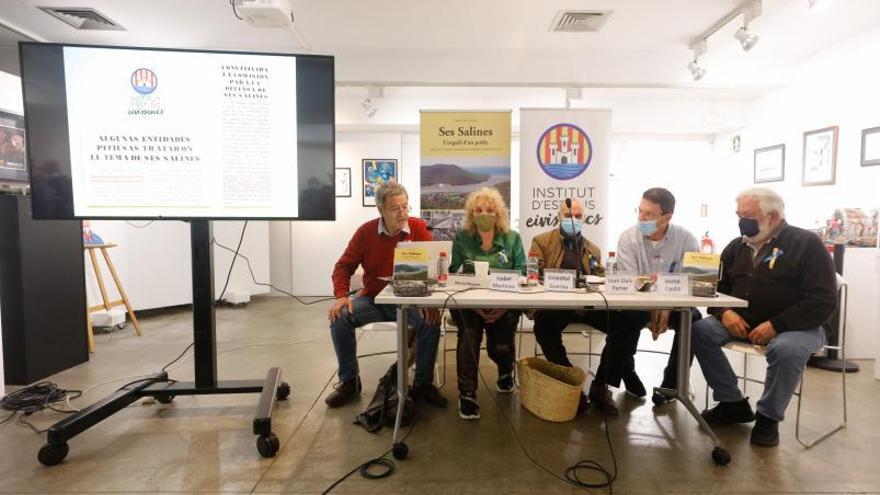 Isabel Martínez, segunda por la izquierda, durante la presentación del libro sobre ses Salines escrito por Joan Lluís Ferrer. | VICENT MARÍ