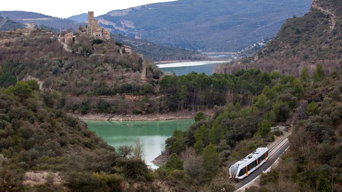 Tren panorámico cruzando la ruta de los lagos.
