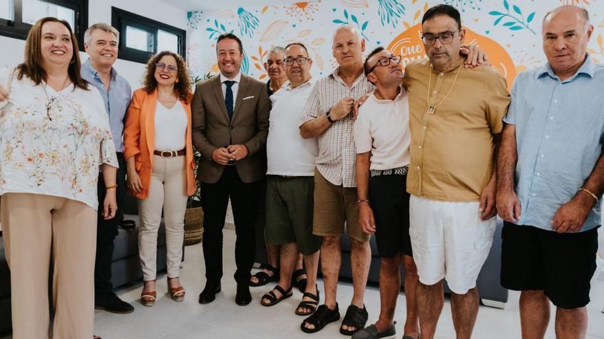 La consejera insular de Acción Social (izquierda) y el alcalde de La Victoria (con corbata), junto a técnicos y usuarios.