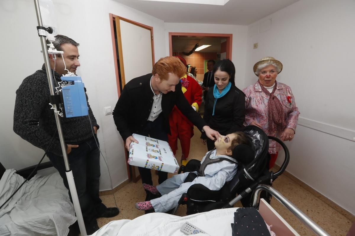 Yunke y Mel i Xispa llevan regalos y alegría a los niños del Hospital General