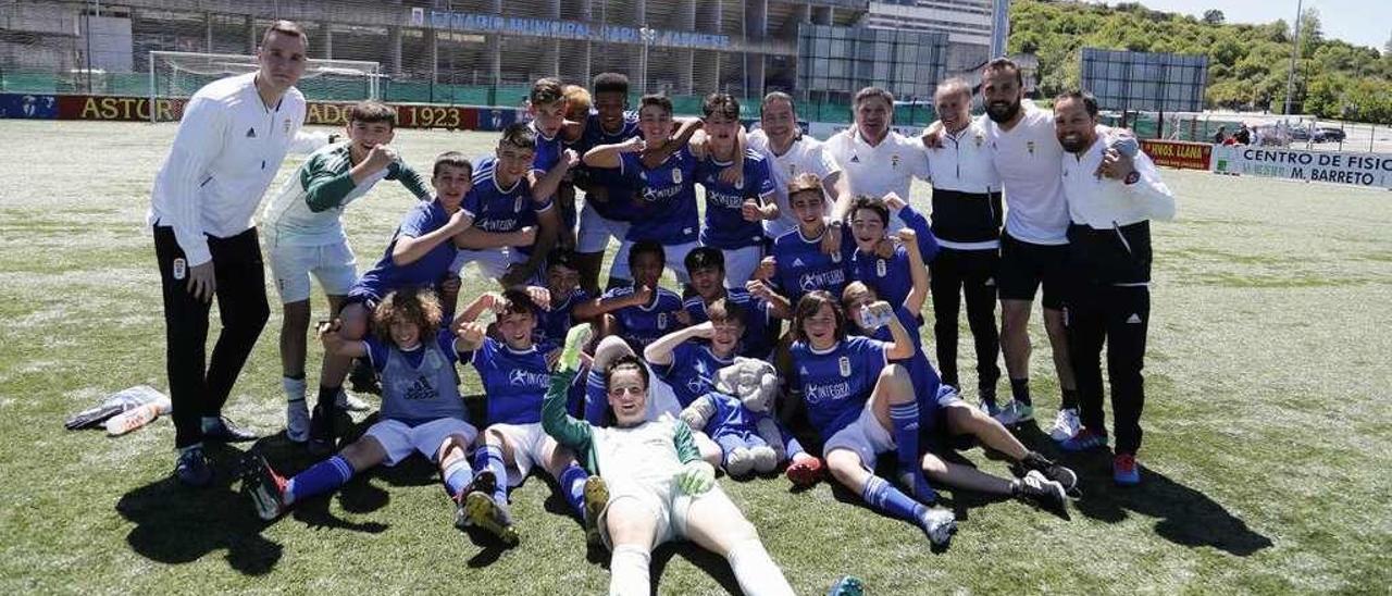 Jugadores y cuerpo técnico, tras proclamarse campeones en el Hermanos Llana.