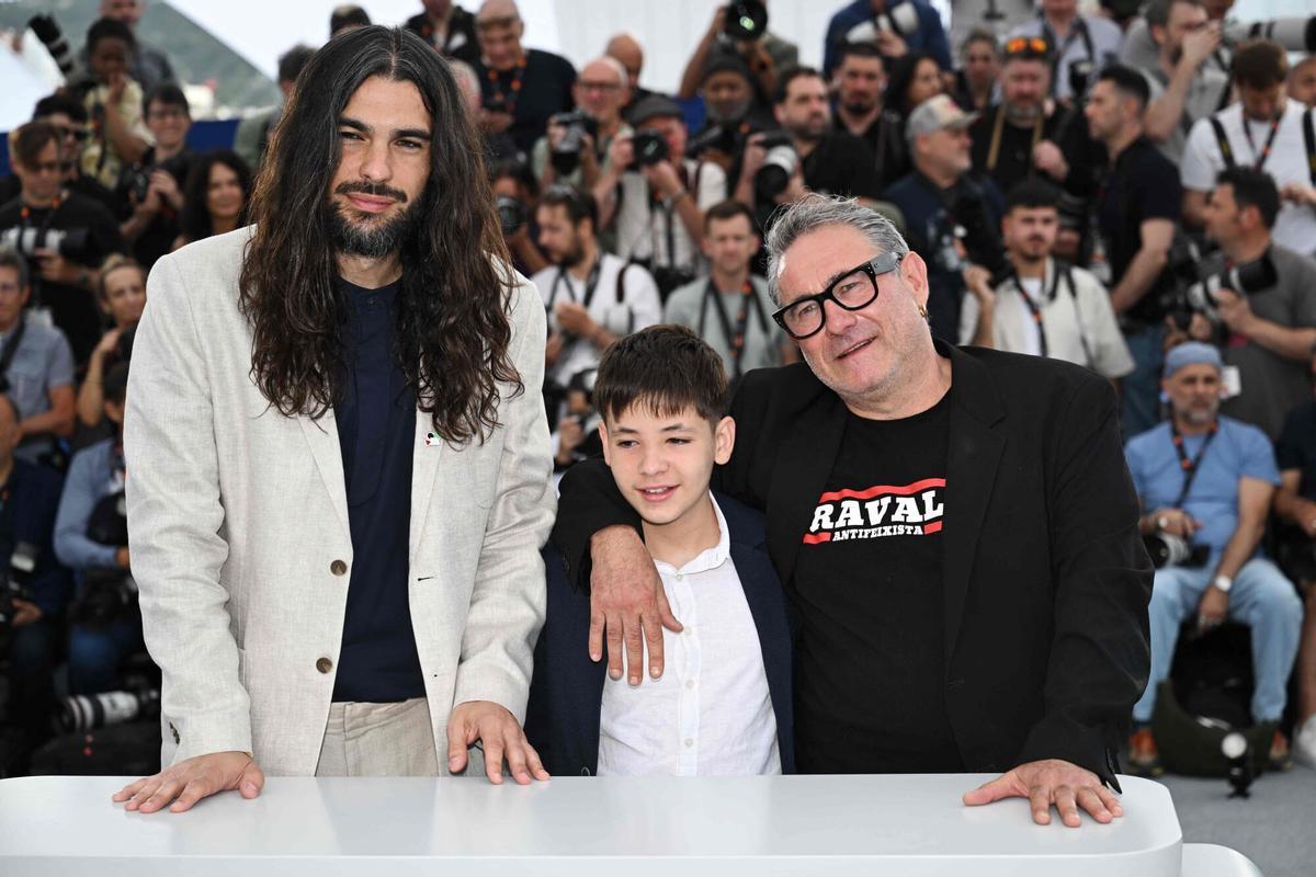 Oliver Laxe y los actores Bruno Nunez y Sergi Lopez en Cannes.