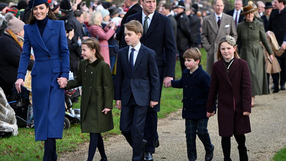 El príncipe George, la princesa Charlotte y el príncipe Louis, su aparición navideña más elegante