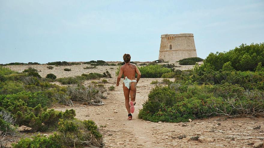 El corredor en tanga y la torre de la Gavina