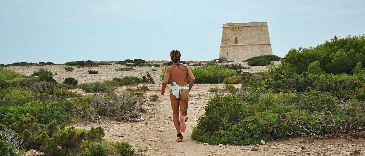 Mientras apuntaba el objetivo de mi cámara hacia el fortín en lontananza, un atleta semidesnudo pasó a mi lado como una exhalación.