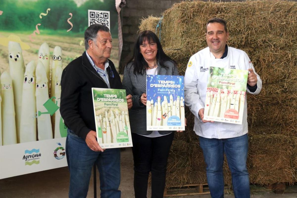 La alcaldesa de Gavà, Gemma Badia, el presidente de la Cooperativa Agropecuaria de Gavà, Josep Pañella, y el presidente del Gremi de Restauració de Gavà, Santi Peñarrocha.