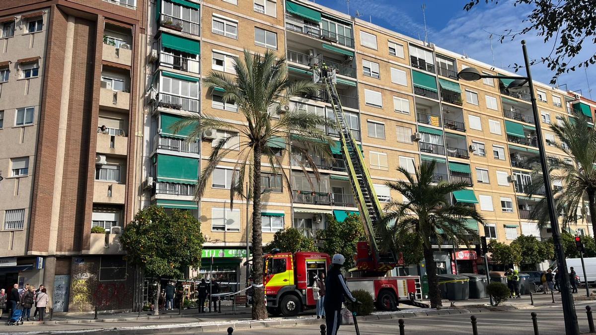 Los bomberos han acudido a la escena tras desprenderse la cornisa.
