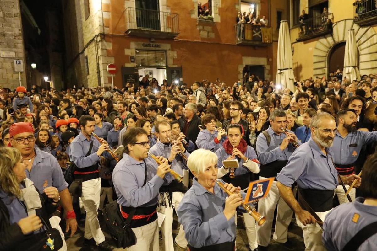 Els Marrecs pugen el pilar de 4 per les escales de la Catedral