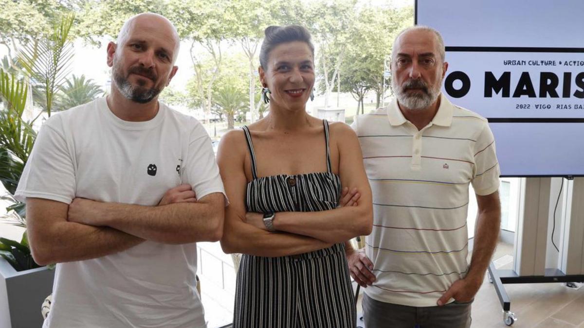 El promotor de O Marisquiño, Carlos Domínguez ‘Pity’, la responsable de Infraestructuras, Manuela Concheiro, y Joako Ezpeleta, director del festival. |   // PABLO HERNÁNDEZ