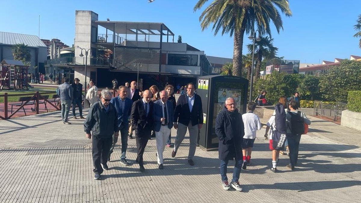 Pepin Braña, con su equipo, conversando con Antonio Corripio durante su visita al Grupo Covadonga.