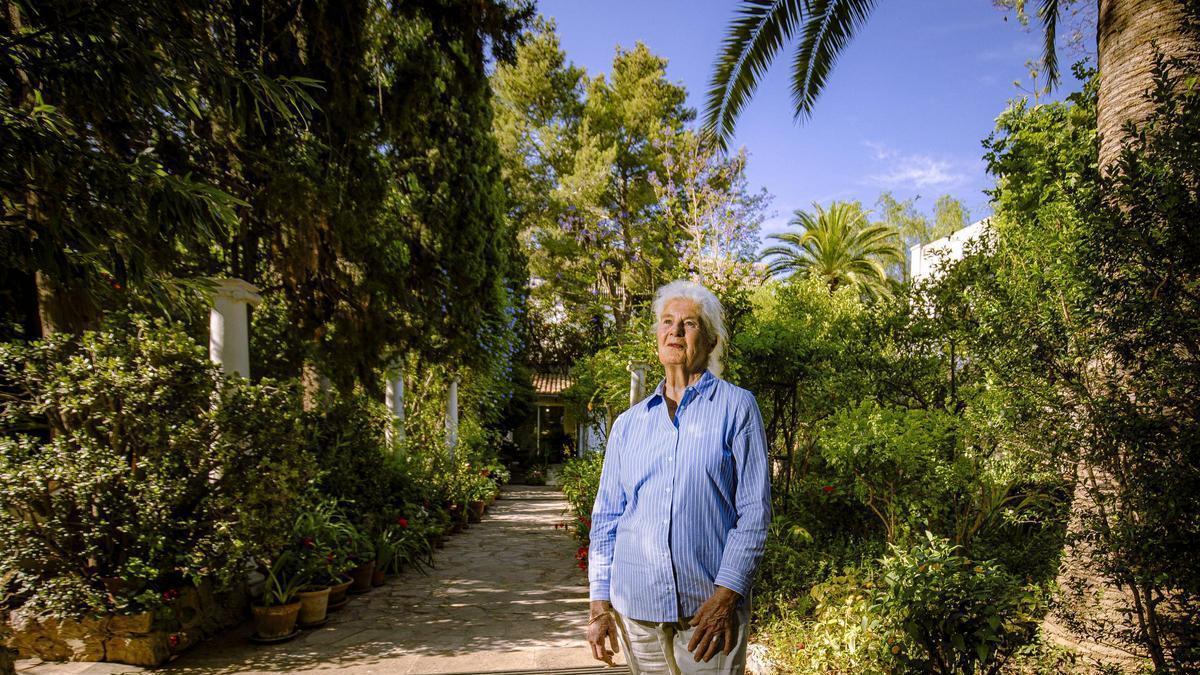 Jeannine Cook, en la entrada de su jardín de la calle Andrea Doria de Palma