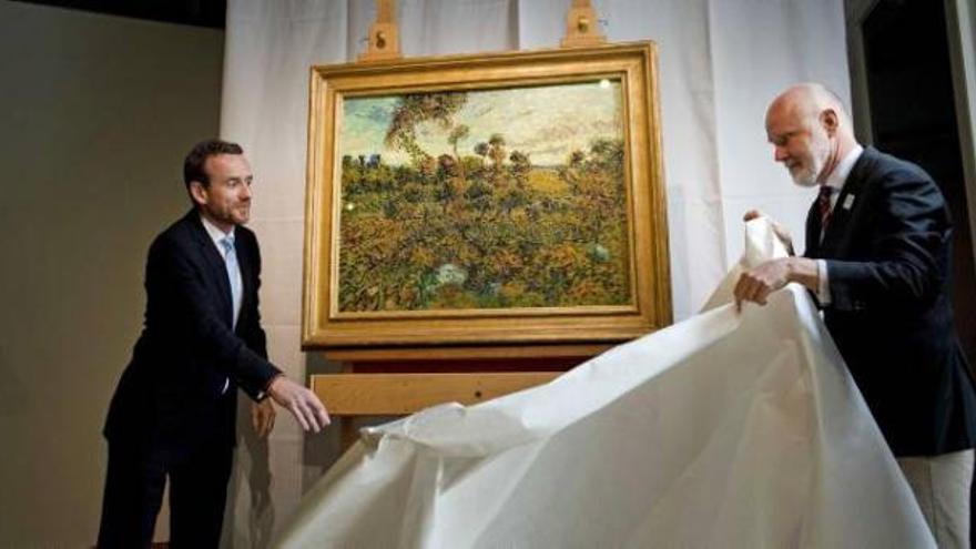 El director del Museo Van Gogh de Amsterdam y un investigador retiran la protección del lienzo «Puesta de sol en Montmajour».
