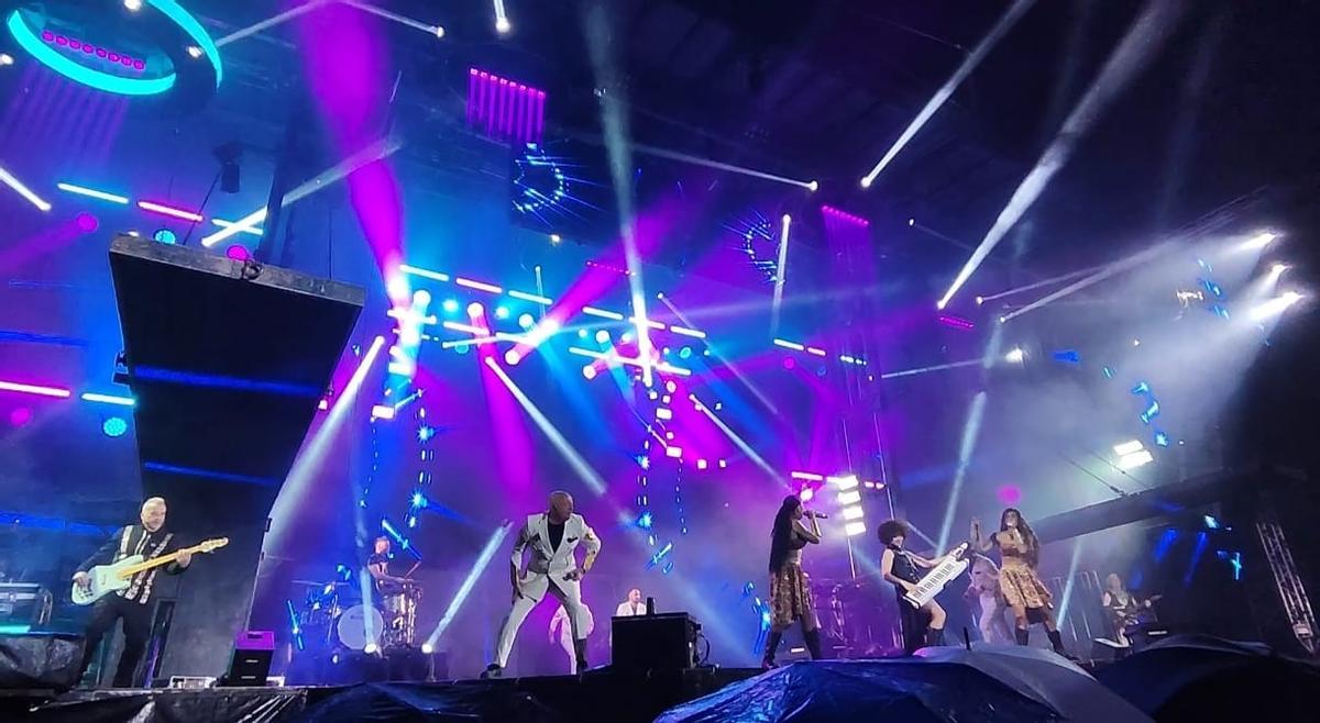 Actuación de Panorama en una pasada edición de las fiestas de Grado en Semana Santa.