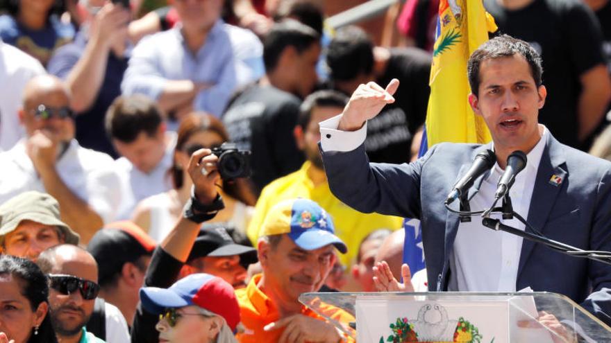 Guaidó se dirige a los concentrados.
