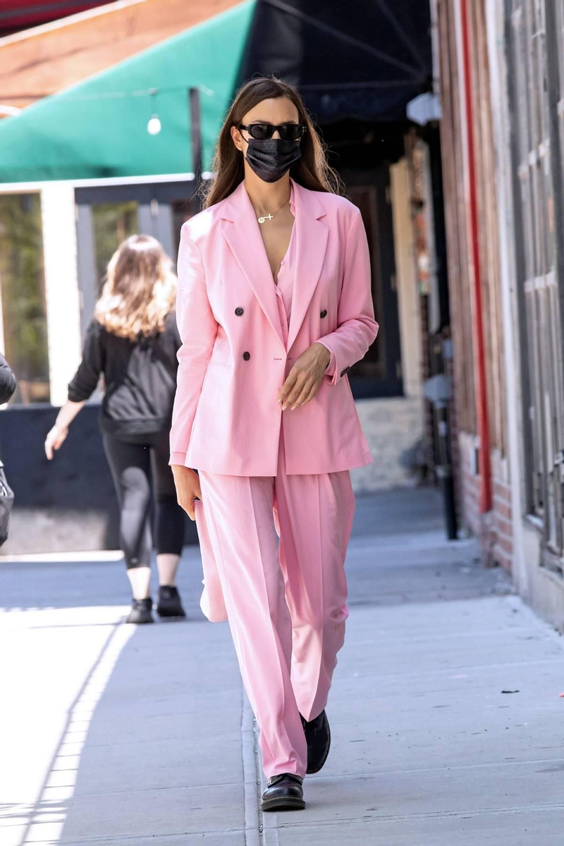 Irina Shayk con total look en rosa