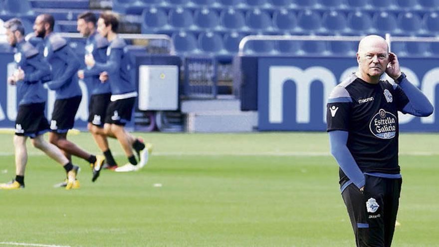 Pepe Mel, a la derecha, durante el entrenamiento de ayer en el estadio de Riazor.