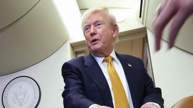 Trump a l’avió a la tornada de la cimera d’Ankara. | WIN MCNAMEE / GETTY IMAGES / AFP