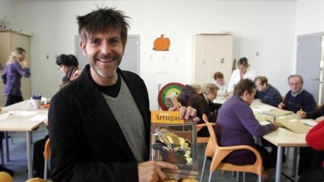Paco Roca con los enfermos de alzhéimer de la asociación AFAV de Valencia.