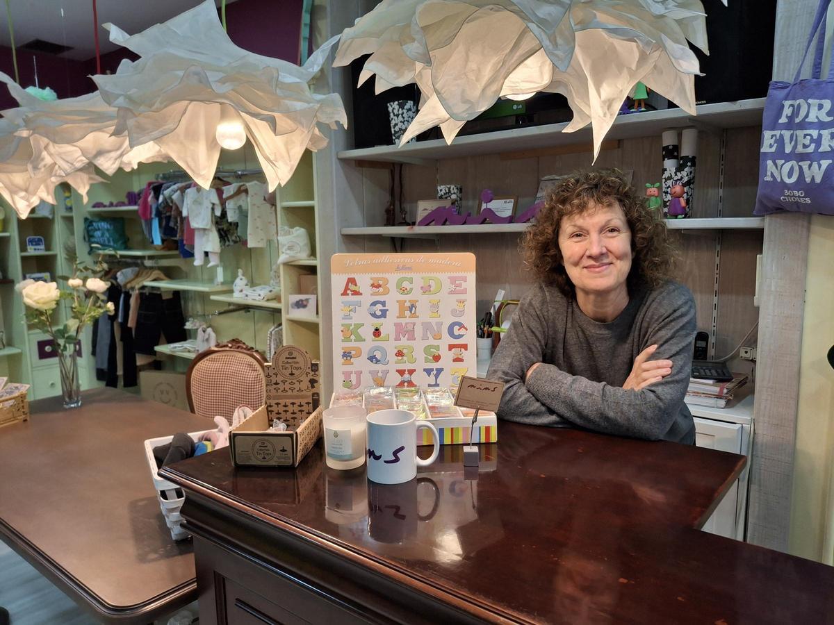 Isabel Raurich darrere el mostrador de la botiga