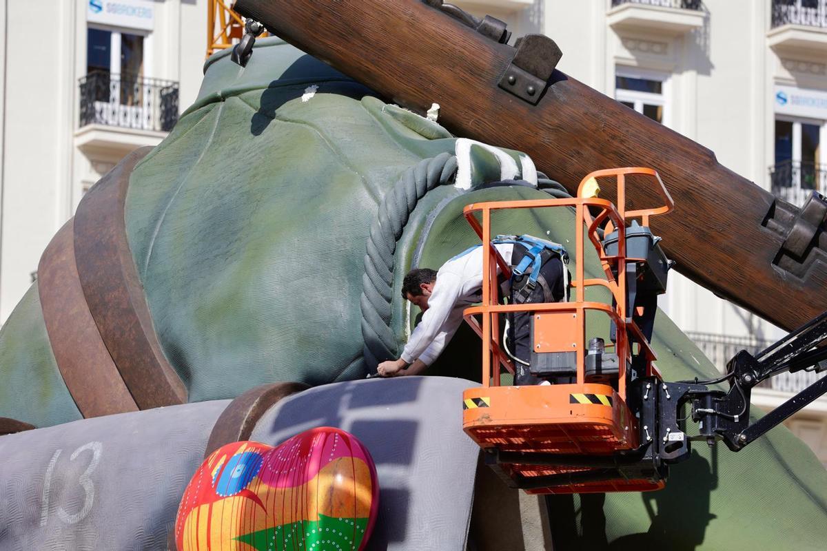 El corazón de las Fallas se levanta: avanza el montaje de la falla municipal de València El corazón de las Fallas se levanta: avanza el montaje de la falla municipal de València