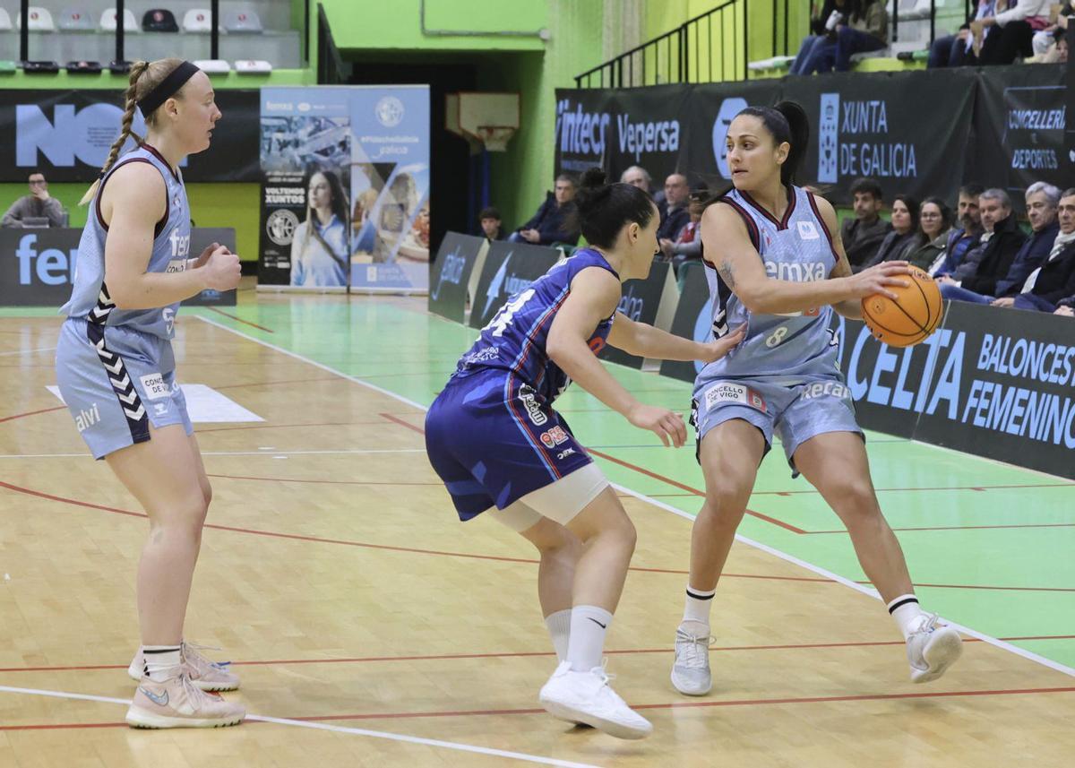 Andrea Boquete, con el balón mientras Kelliher trata de bloquear a la defensora. | ALBA VILLAR