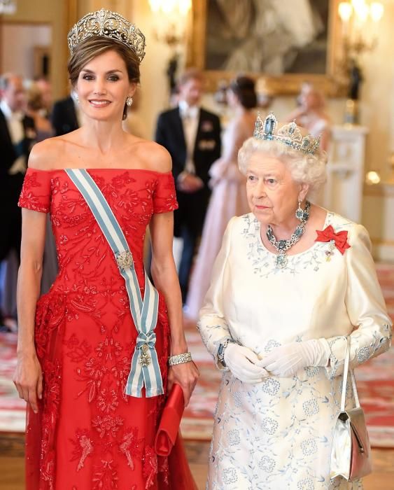 La reina Isabel II posa junto a la reina Letizia, que luce vestido rojo de Fernando Varela