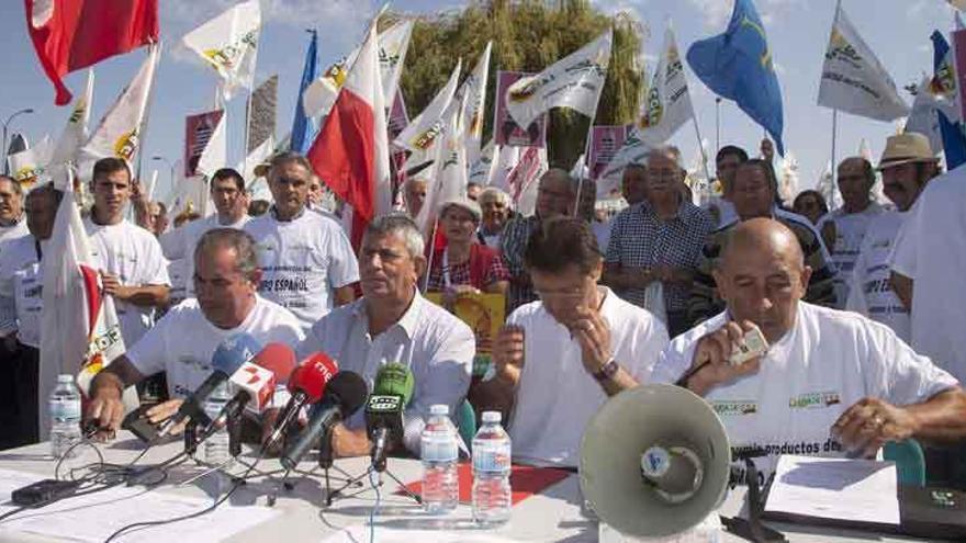 Los responsables nacionales de la alianza UPA-COAG, ayer en la entrada del Recinto Ferial de Salamanca para protestar por la crisis del sector lácteo.