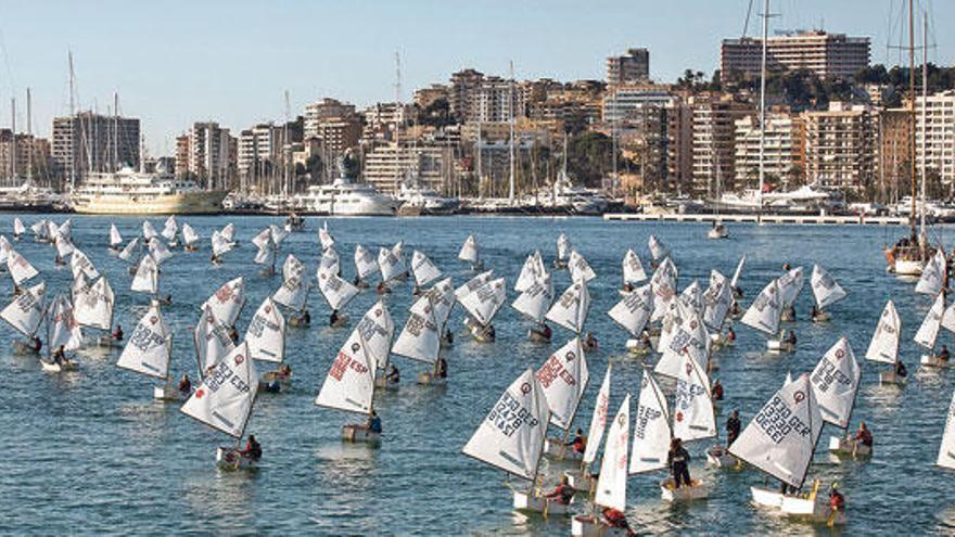 La clase Optimist acusó la falta de viento en la jornada de ayer.