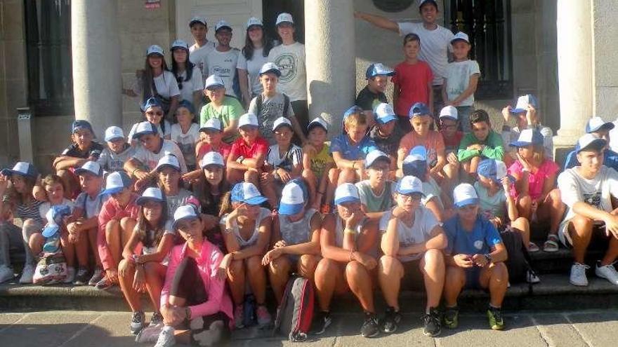 Niños participantes en el campamento juvenil . // Faro