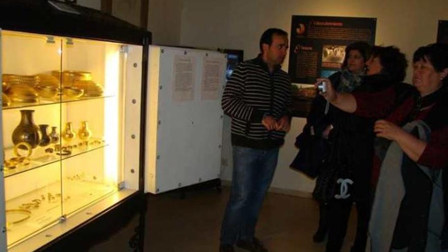 Usuarios visitan el Tesoro de Villena y el Tesorillo del Cabezo Redondo.