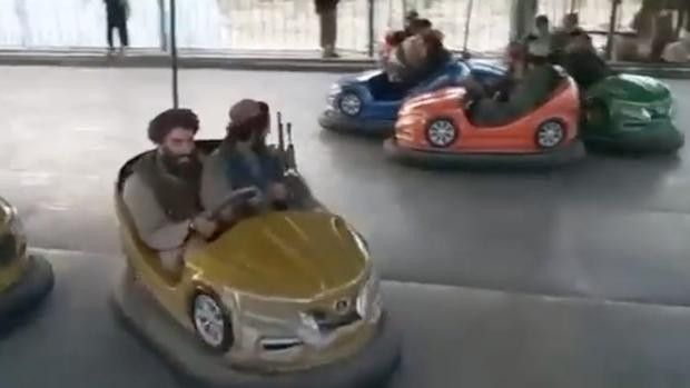 Captura del vídeo en que se ve a dos talibanes en un auto de choque con su fusil.
