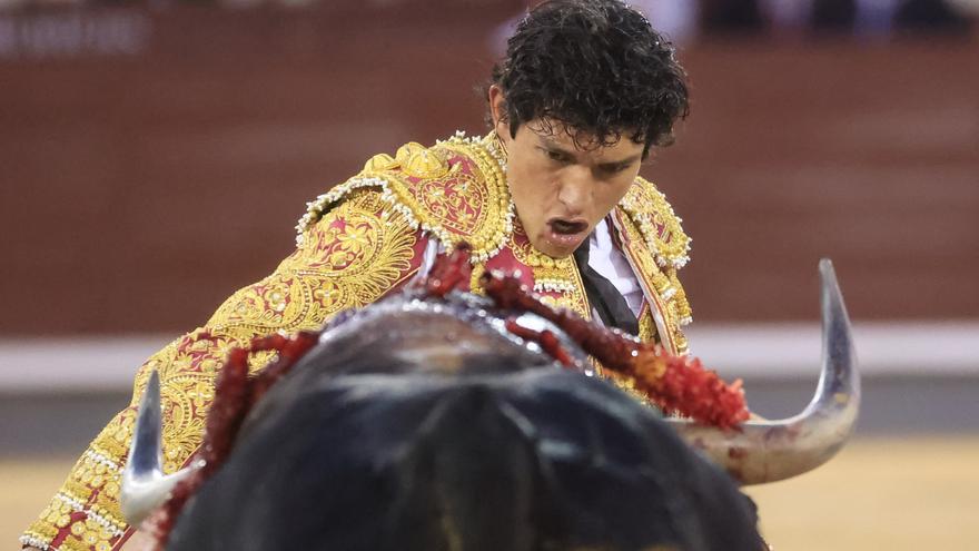 Un gran toro de El Parralejo sacude el tedio de la plomiza corrida del Santo