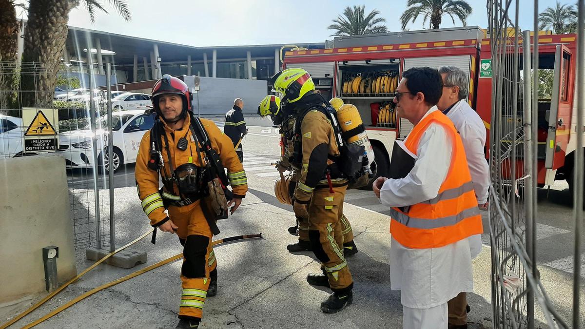 Bomberos en los accesos al Hospital General de Elche este miércoles